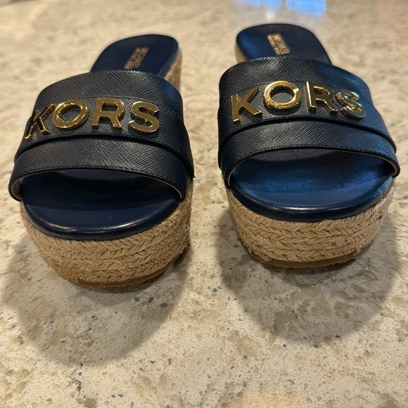 MICHAEL KORS~WOMENS~NAVY~
ROUND TOE~SLIP ON SANDALS~WITH GOLD METAL LETTERS~BR - Picture 7 of 9